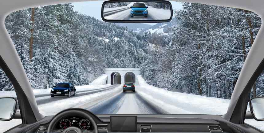 다음 상황에서 가장 안전한 운전방법 2가지는?