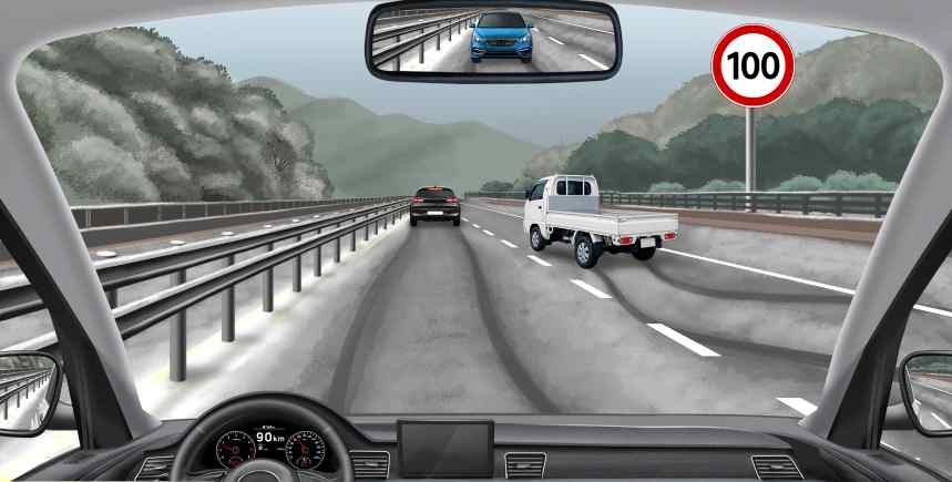 다음과 상황에서 가장 올바른 운전방법 2가지는?